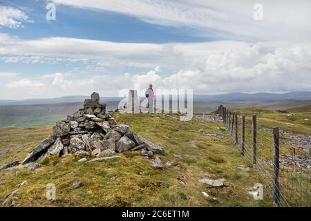 Walker appréciant la vue de Great Stony Hill vers Cross Fell, et Great et Little Dun Fell, Upper Teesdale, comté de Durham, Royaume-Uni Banque D'Images