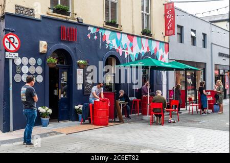 Cork, Irlande. 9 juillet 2020. Plusieurs cafés et restaurants de Cork ont mis en place des repas en plein air à la réouverture après avoir assoupi certaines restrictions Covid-19. Les cafés limitent les places en intérieur et prennent les noms et numéros de téléphone des clients à des fins de recherche de contacts. Crédit : AG News/Alay Live News Banque D'Images