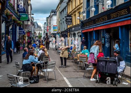 Cork, Irlande. 9 juillet 2020. Plusieurs cafés et restaurants de Cork ont mis en place des repas en plein air à la réouverture après avoir assoupi certaines restrictions Covid-19. Les cafés limitent les places en intérieur et prennent les noms et numéros de téléphone des clients à des fins de recherche de contacts. Crédit : AG News/Alay Live News Banque D'Images