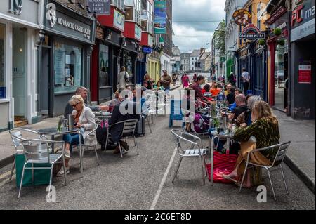 Cork, Irlande. 9 juillet 2020. Plusieurs cafés et restaurants de Cork ont mis en place des repas en plein air à la réouverture après avoir assoupi certaines restrictions Covid-19. Les cafés limitent les places en intérieur et prennent les noms et numéros de téléphone des clients à des fins de recherche de contacts. Crédit : AG News/Alay Live News Banque D'Images