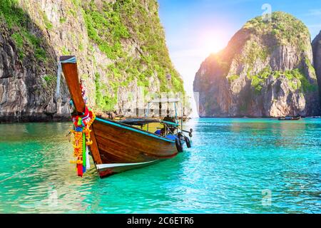 Célèbre lagune de la baie Maya à l'île Ko Phi Phi Leh avec bateau traditionnel thaïlandais à longue queue, entouré de falaises calcaires dans la province de Krabi, mer d'Andaman. TH Banque D'Images