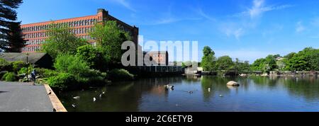 Vue de printemps sur les jardins de la rivière, la rivière Derwent, Belper Town, Amber Valley, Derbyshire Dales, Angleterre, Royaume-Uni Banque D'Images