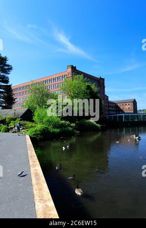 Vue de printemps sur les jardins de la rivière, la rivière Derwent, Belper Town, Amber Valley, Derbyshire Dales, Angleterre, Royaume-Uni Banque D'Images