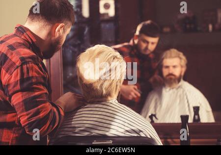 Super séjour au barbershop. Un gars content qui se fait couper la coiffure. Banque D'Images