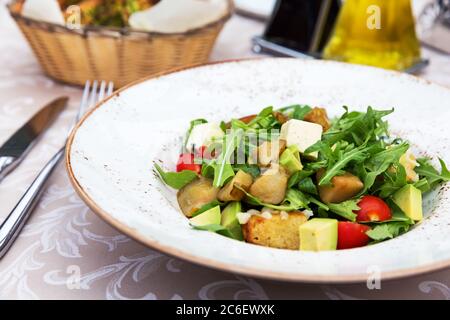 Salade verte fraîche avec poires, feta, arugula et avocat Banque D'Images