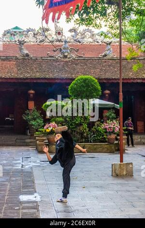 HANOÏ, VIETNAM, 4 JANVIER 2020 : homme local pratiquant le kung fu à l'intérieur du Temple Banque D'Images