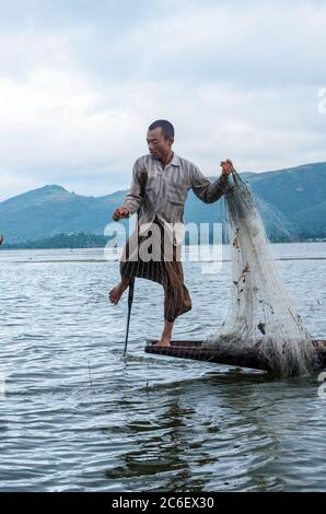 Nyaungshwe, Myanmar - 9 juin 2014 : la pagayage des pattes pendant la pêche est une compétence traditionnelle des pêcheurs du lac Inle, au Myanmar Banque D'Images