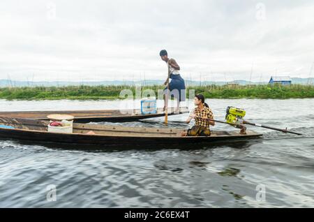 Nyaungshwe, Myanmar - 9 juin 2014 : des bateaux à longue queue traversent le lac Inle entre des jardins flottants et des villages de pilotis, Inle, Myanmar Banque D'Images