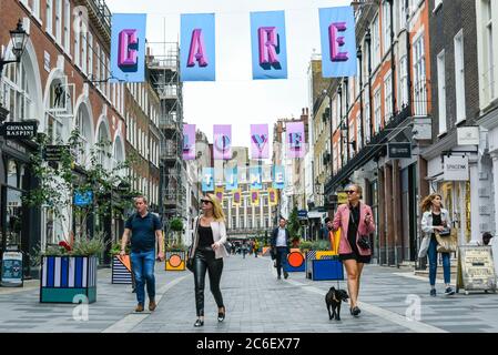 Londres, Royaume-Uni. 9 juillet 2020. Des œuvres du designer britannique primé Alex Fowke sont suspendues au-dessus de South Molton Street à Mayfair et affichent le texte ESPOIR, AMOUR, SOIN, TEMPS pour reconnaître les efforts du NHS et des principaux travailleurs pendant la pandémie de coronavirus en cours et aussi pour marquer le 72e anniversaire du NHS. Credit: Stephen Chung / Alay Live News Banque D'Images