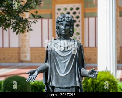 Statue à la Getty Villa, le jour ensoleillé d'octobre à Malibu, Los Angeles. Banque D'Images
