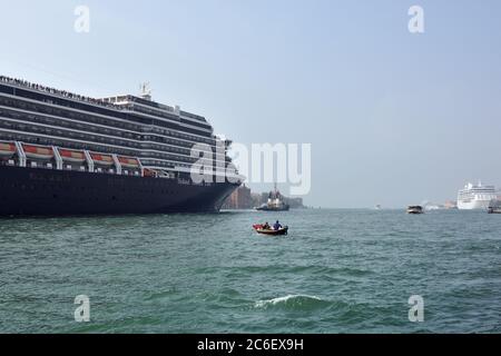 Venise, Italie - 21 septembre 2014 : le bateau de croisière traverse la lagune vénitienne le matin. Plus de 10 millions de touristes visitent Venise chaque année Banque D'Images