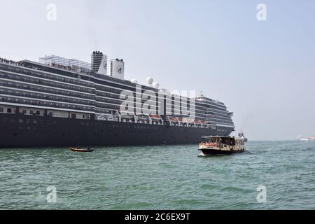 Venise, Italie - 21 septembre 2014 : le bateau de croisière traverse la lagune vénitienne le matin. Plus de 10 millions de touristes visitent Venise chaque année Banque D'Images