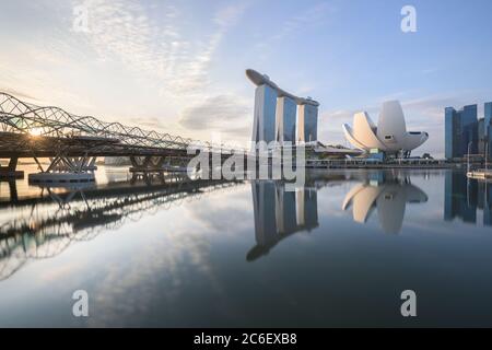 Singapour - 19 décembre 2019 : vue composite sur le pont Helix, l'hôtel Sands Resort et le musée ArtScience, qui réfléchit sur le réservoir de Marina Bay Banque D'Images