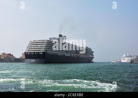 Venise, Italie - 21 septembre 2014 : le bateau de croisière traverse la lagune vénitienne le matin. Plus de 10 millions de touristes visitent Venise chaque année Banque D'Images