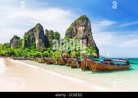 Bateaux thaïlandais traditionnels à longue queue en bois et belle plage de sable de Railay dans la province de Krabi. AO Nang, Thaïlande. Banque D'Images