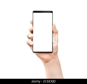Main de l’homme tenant un smartphone mobile avec écran vierge, isolé sur fond blanc. Banque D'Images