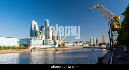 Puente de la Mujer, pont suspendu pour piétons conçu par l'architecte Santiago Calatrava, dans le quartier de Puerto Madero à Buenos Aires, en Argentine Banque D'Images