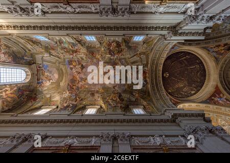 Rome, Italie - 16 février 2020 : voûtes peintes de l'église Saint Ignace, avec la perspective de trompe l oeil par le peintre de la Renaissance Andrea Pozzo, à Rome, en Italie Banque D'Images