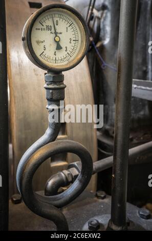 manomètre sur une machine historique Banque D'Images