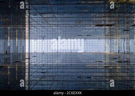 Perspective et angle de dessous vue abstraite sur le fond texturé d'un immeuble de bureau moderne en verre