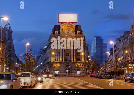 Scène nocturne de la place Brouckere (place de Brouckere) au centre de Bruxelles (Bruxelles), Belgique. C'est l'une des places les plus animées de la ville Banque D'Images