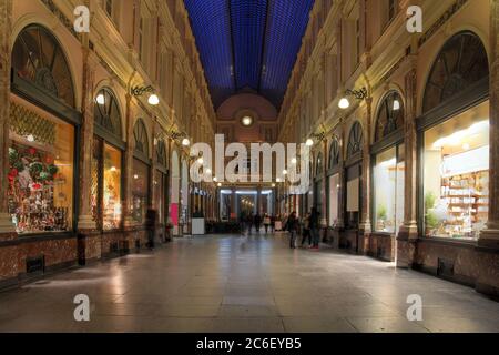 Scène nocturne dans les Galeries royales de Saint-Hubert, la première arcade commerciale en Europe et l'un des quartiers commerçants les plus populaires de Bruxelles, Belgiu Banque D'Images