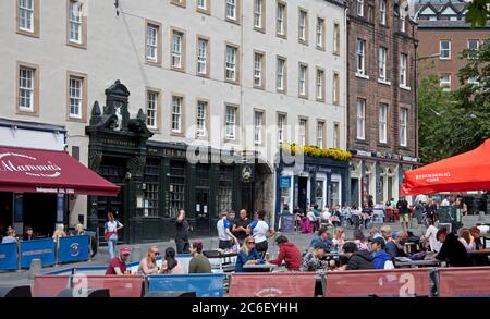 Edimbourg, Ecosse, Royaume-Uni. 9 juillet 2020. 17 degrés et le soleil encourageant les gens à sortir dîner et boire dans le centre-ville aux différents cafés pop up de la galerie marchande Waverley et les restaurants du Grassmarket qui ont des places en plein air disponibles. En plus du personnel d'attente portant des masques et des visières, la nouvelle norme semblait plutôt normale au spectateur passant. À partir du 15 juillet, les restaurants, bars et cafés seront autorisés à servir les clients à l'intérieur à partir de cette date, sous réserve également de règles de distanciation physique et de conseils de santé publique. Banque D'Images