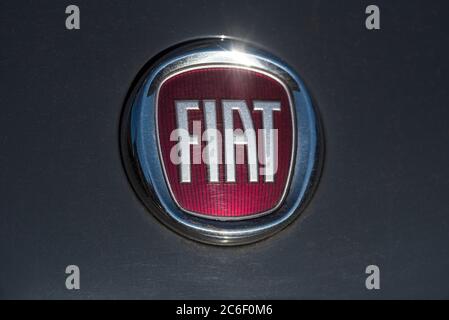 Gros plan d'un badge Fiat sur le capot d'une Fiat 500. Marque automobile. Banque D'Images