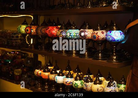 De nombreuses lampes arabes de différentes couleurs disposées sur une étagère Banque D'Images