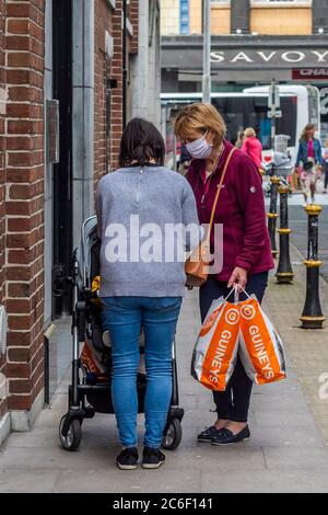 Cork, Irlande. 9 juillet 2020. Une femme porte un masque facial à Cork pour se protéger contre Covid-19. Crédit : AG News/Alay Live News Banque D'Images