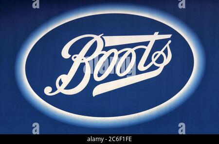 Londres, Royaume-Uni. 9 juillet 2020. Logo Boots en dehors de leur magasin.deux des plus grands noms de magasins de High Street au Royaume-Uni, John Lewis et Boots, ont annoncé plus de 5,000 suppressions d'emplois. Boots a déclaré que 4,000 emplois vont se passer, tandis que John Lewis ferme huit de ses grands magasins avec un total de 1,300 emplois susceptibles d'être perdus. Crédit : Keith Mayhew/SOPA Images/ZUMA Wire/Alay Live News Banque D'Images