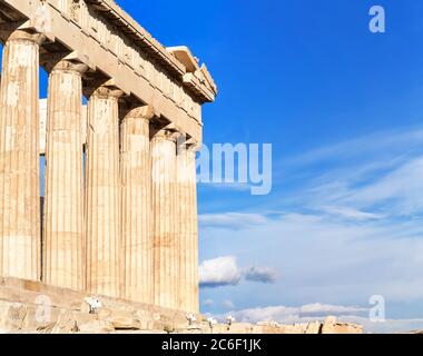 Temple de Parthénon sur un péché. Acropole à Athènes, Grèce. Le Parthénon est un temple sur l'Acropole athénienne de Grèce, dédié à la déesse Ath Banque D'Images