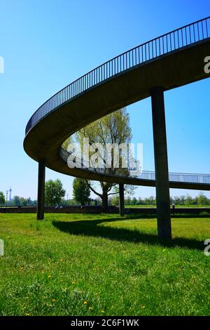 Détail architectural de Theodor-Heuss-Brücke, également appelé North Bridge, construit de 1953 à 1957. C'était le premier pont de passage de câbles en Allemagne. Banque D'Images