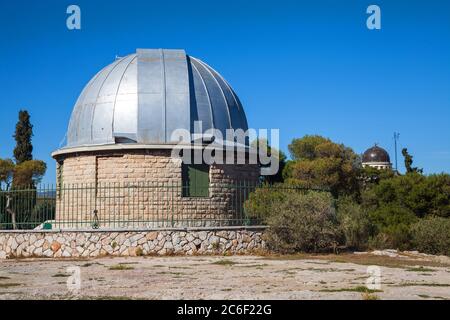 Journée ensoleillée à l'Observatoire national d'Athènes sur la colline de Pnyx Banque D'Images