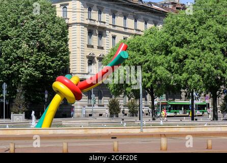 Milan, Italie - avril 16 2017 : station de métro moderne à Milan avec installation artistique 'Needle, Thread and Knot' dans la fontaine de la Piazzale Cadorna Triennale Banque D'Images