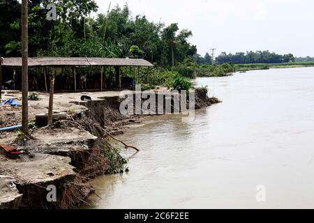 Manikganj. 9 juillet 2020. Photo prise le 9 juillet 2020 montre la rive érodée d'une rivière dans le district de Manikganj, à environ 63 km au nord-ouest de la capitale Dhaka, au Bangladesh. Les inondations causées par les fortes pluies et la ruée vers l'eau des collines ont gravement affecté les villageois ici. Crédit: Xinhua/Alay Live News Banque D'Images