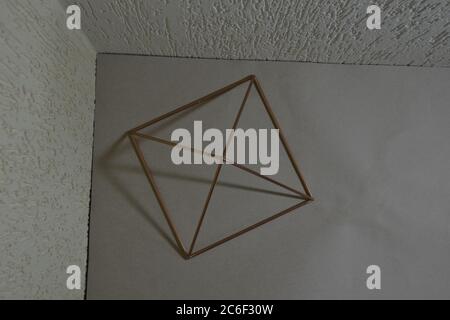 Pyramide de cuivre, vue de dessus, mur blanc sur le côté et base en marbre travertin, Brésil, Amérique du Sud Banque D'Images