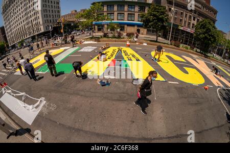 Des artistes locaux peignent une importante fresque « Black Lives Matter » sur Adam Clayton Powell Blvd à Harlem, New York, le samedi 4 juillet 2020. (© Richard B. Levine) Banque D'Images