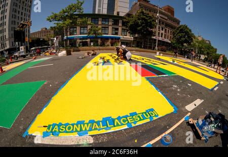 Des artistes locaux peignent une importante fresque « Black Lives Matter » sur Adam Clayton Powell Blvd à Harlem, New York, le samedi 4 juillet 2020. (© Richard B. Levine) Banque D'Images