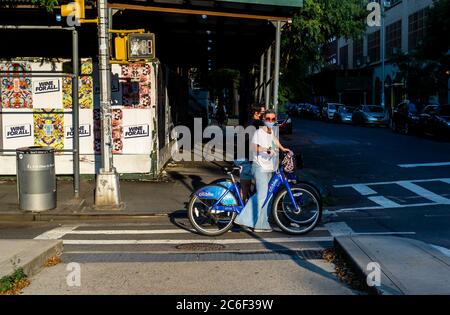 Les cyclistes portant des masques à Chelsea, à New York, le dimanche 28 juin 2020. (© Richard B. Levine) Banque D'Images