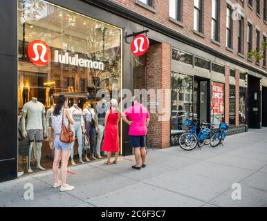 Un magasin Lululemon dans le quartier de Meatpacking à New York est ouvert pour le magasinage en magasin dans le cadre de la réouverture de la phase 3, le jeudi 2 juillet 2020. (© Richard B. Levine) Banque D'Images