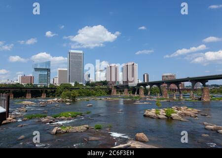 RICHMOND, VIRGINIE - 8 août 2019 : vue sur le Skyline de Richmond depuis le pont commémoratif T Tyler Potterfield Banque D'Images