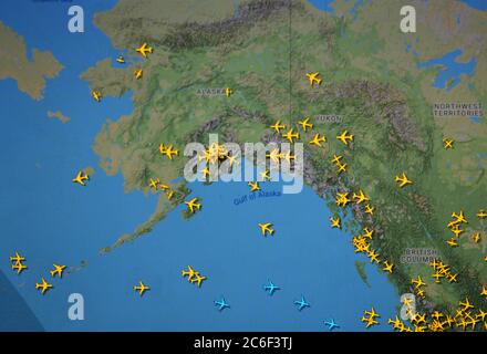 Trafic aérien au-dessus de l'Alaska, du Yukon et de la Colombie-Britannique (09 juillet 2020, UTC 14.15) sur Internet avec le site Flightracar 24 de Svenska Resenätverket AB Banque D'Images