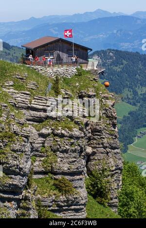 EBENALP, SUISSE, 11 JUIN 2017 : point de vue avec les randonneurs à l'auberge Berggasthaus sur le sommet de la roche d'Ebenalp. Ebenalp est un attrayant regi de loisirs Banque D'Images