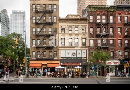 Dîner en plein air dans un restaurant du quartier Hell's Kitchen à New York le vendredi 3 juillet 2020. Bien que les repas en plein air soient désormais autorisés, les repas à l'intérieur dans le cadre de la réouverture de la phase 3 à New York City ont été reportés en raison de problèmes de non-conformité liés au coronavirus. (© Richard B. Levine) Banque D'Images