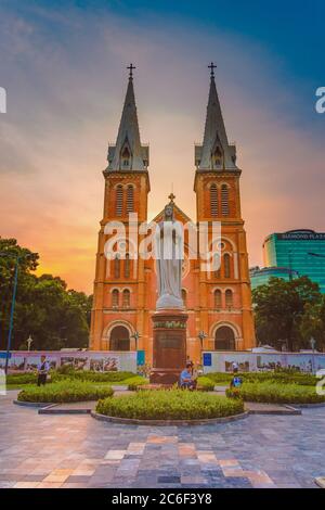 Ho Chi Minh ville (Saigon), Vietnam - 09 juillet 2020 : Basilique de la Cathédrale notre-Dame de Saigon (Basilique de notre-Dame de l'Immaculée conception) sur le bleu sk Banque D'Images