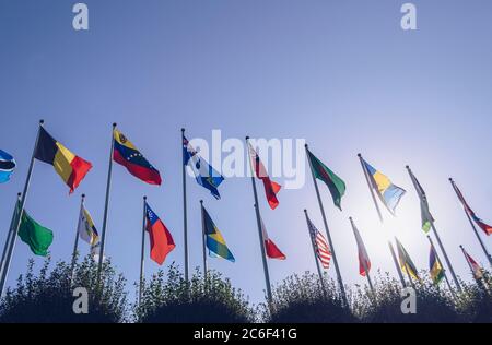 vue de dessous sur différents drapeaux de pays le jour ensoleillé Banque D'Images