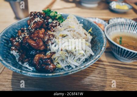 vue rapprochée du poulet teriyaki servi avec de la soupe de pousses de soja bouillies et du riz en dessous Banque D'Images