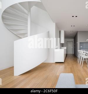 Appartement blanc de deux étages au design neuf avec escalier en colimaçon Banque D'Images