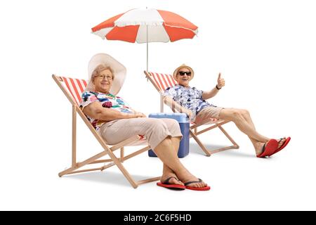 Homme et femme âgés gaies assis sur des chaises longues et montrant les pouces isolés sur fond blanc Banque D'Images